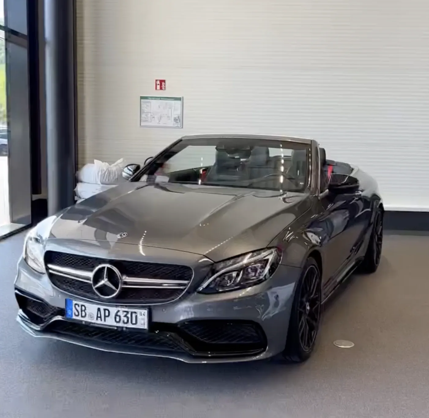Mercedes-AMG C63 Cabrio im Showroom
