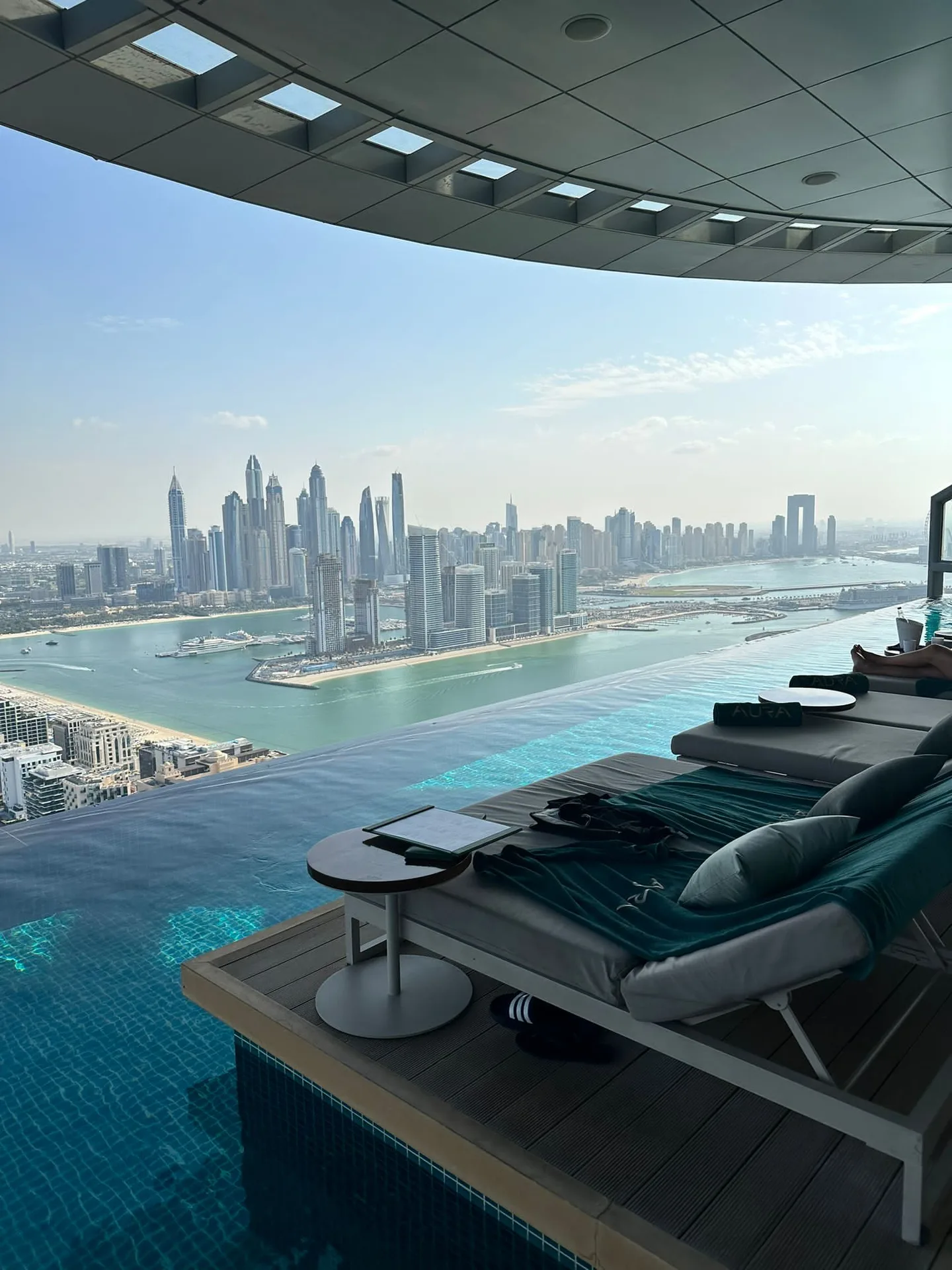 Infinity Pool mit Dubai Skyline