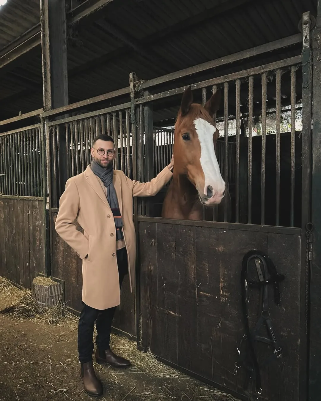 Albert Prediger mit Pferd im Stall — persönlicher Moment