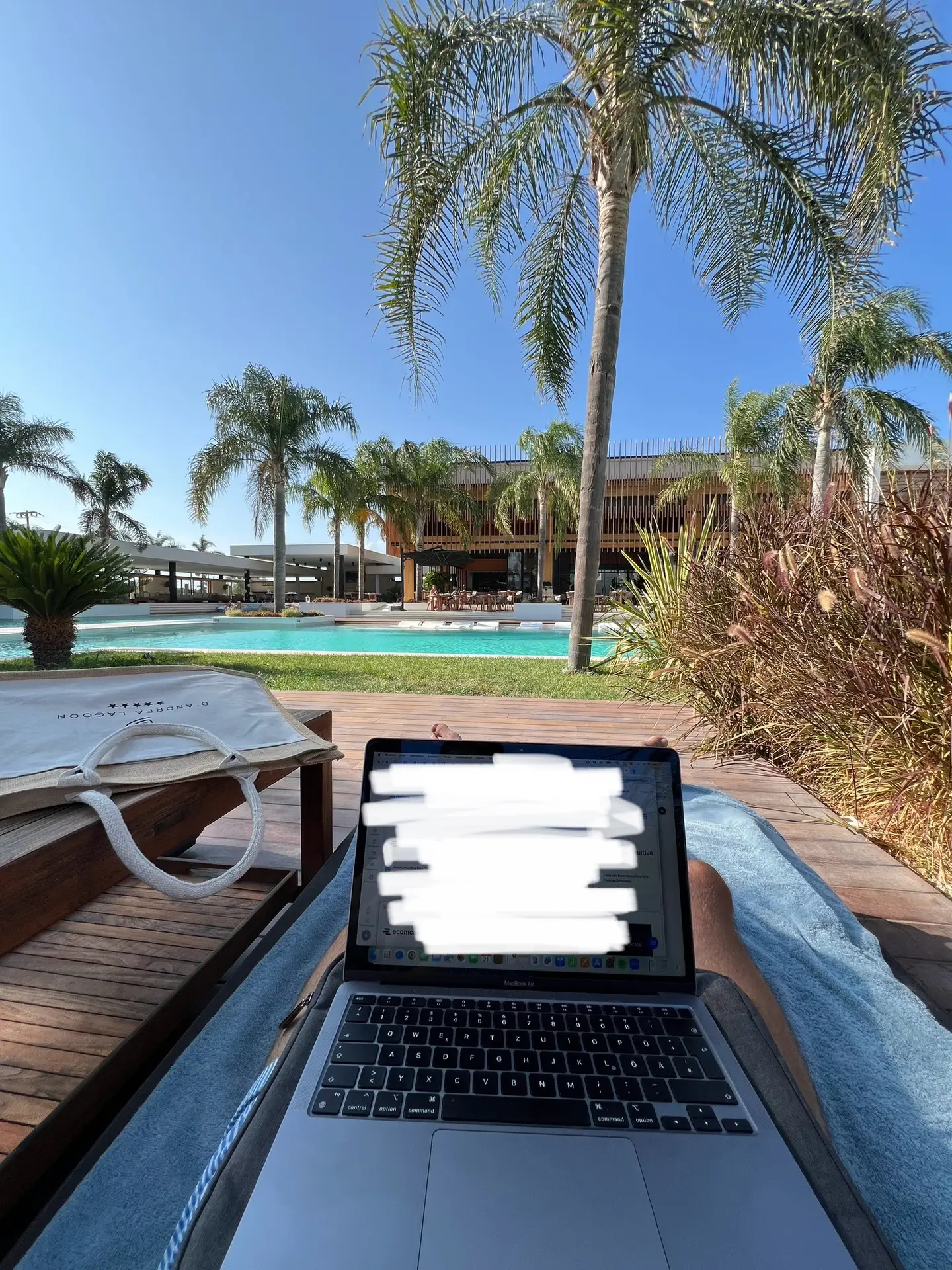 Albert arbeitet am Laptop am Pool